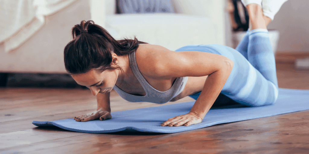Frau macht leichte Dehnübung zuhause – entspannte Trainingssituation